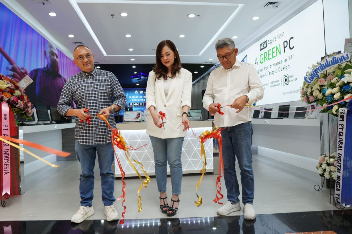 [Kiri ke Kanan] __ Eka Dewanto - GM Pondok Indah Mall; Leny Ng - Sales Director, Acer Indonesia; Kasim Lim - Store Owner infonet