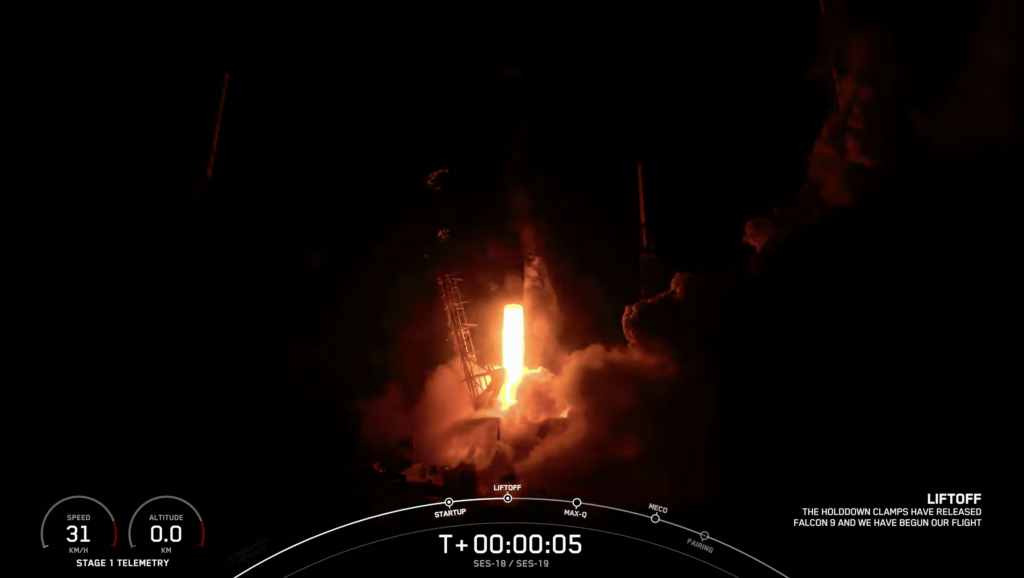 SpaceX Terbangkan Satelit Baru Untuk Dukung Koneksi 5G