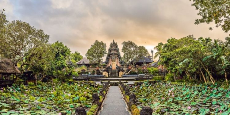 7 Daftar Wisata Pura di Bali Paling Populer dengan Pemandangan Cantik