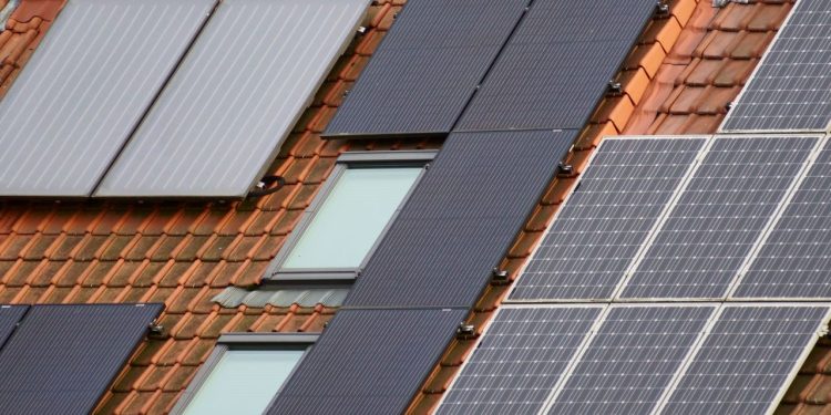 Solar Panels With Battery Storage for Small Businesses: Cost, Backup, and Bill Savings